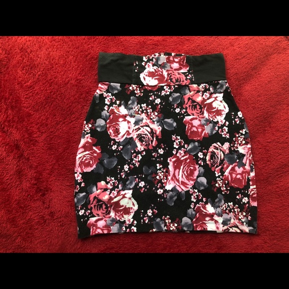 ✨🛍🎀2 Bodycon Skirts🎀🛍✨ - Picture 2 of 5